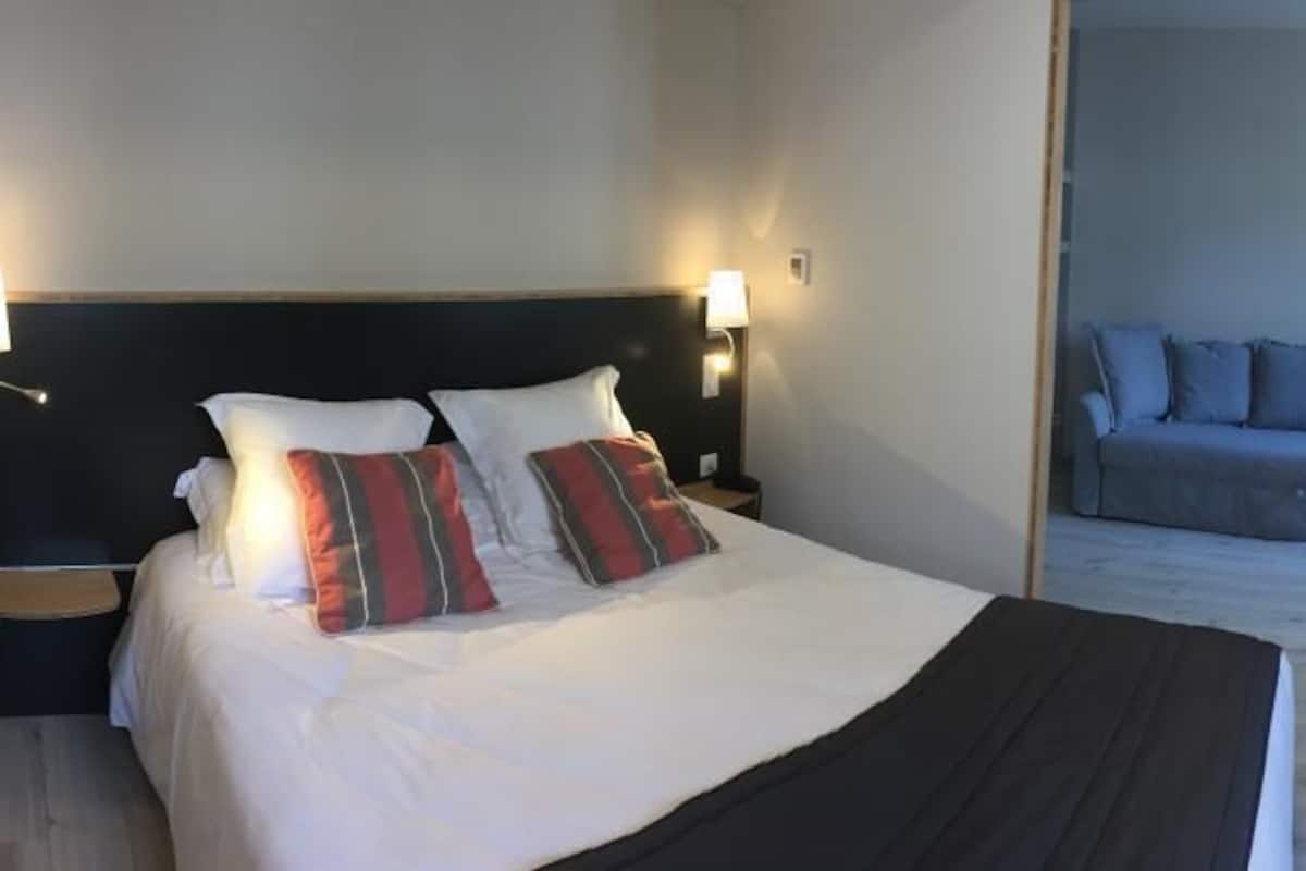 junior suite, 1 queen bed with sofa bed | premium bedding, in-room safe, desk, soundproofing