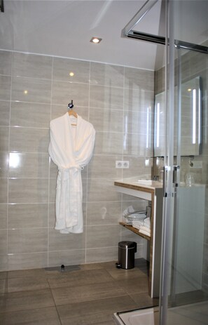 Junior Suite, 1 Queen Bed with Sofa bed | Bathroom