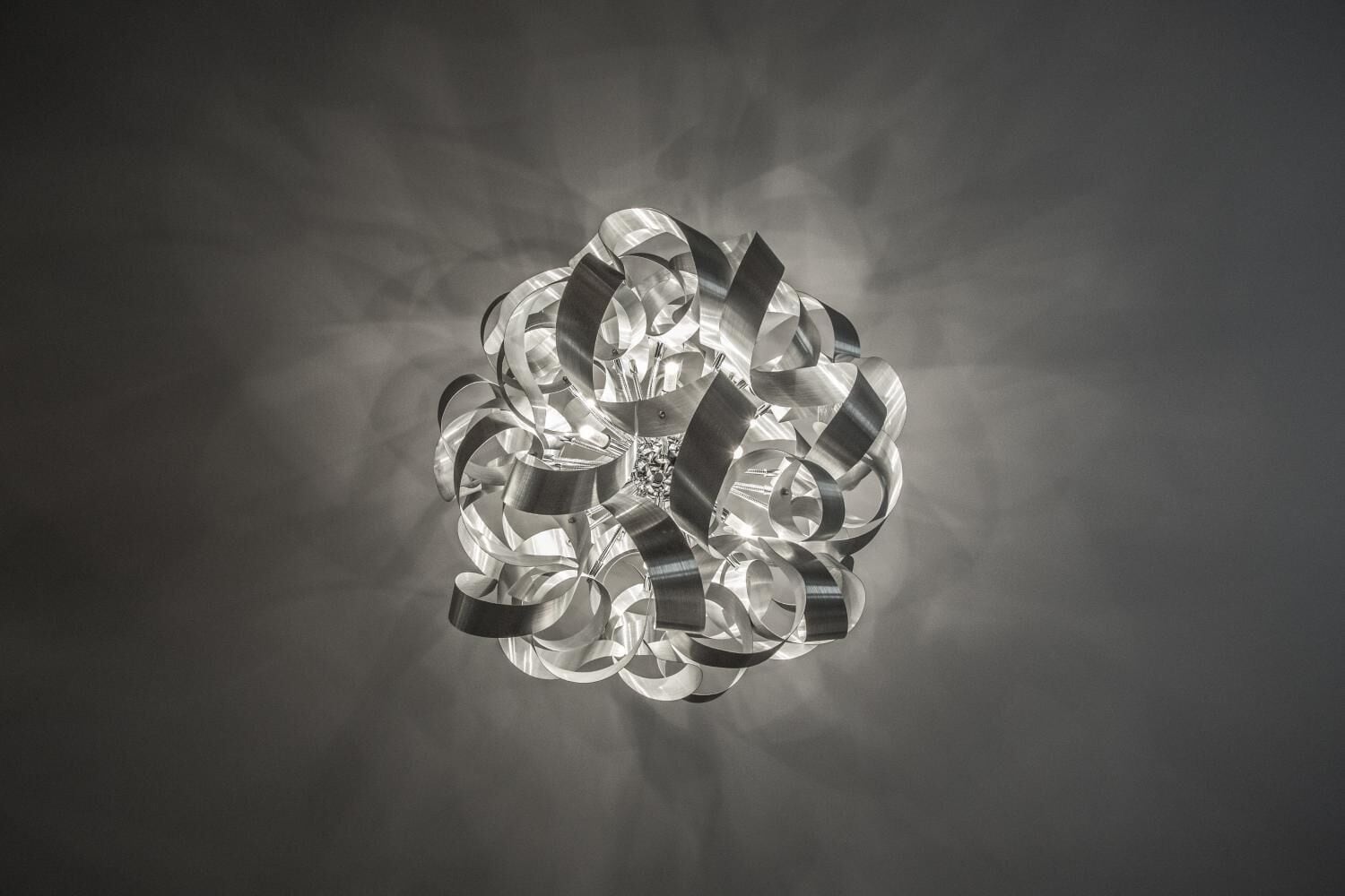 En sfärisk konstruktion med reflekterande ytor, eventuellt en dekorativ installation eller skulptur.