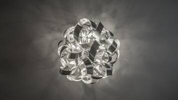 En sfärisk konstruktion med reflekterande ytor, eventuellt en dekorativ installation eller skulptur.