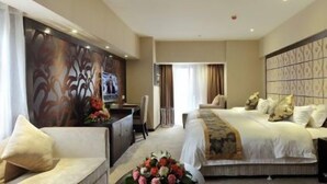A hotel room with a bed, a desk, and a sofa. - Chongqing Longding Boutique Hotel (Chongqing)
