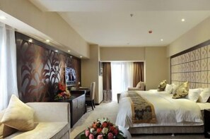 Caja de seguridad en la habitación, escritorio y cortinas blackout