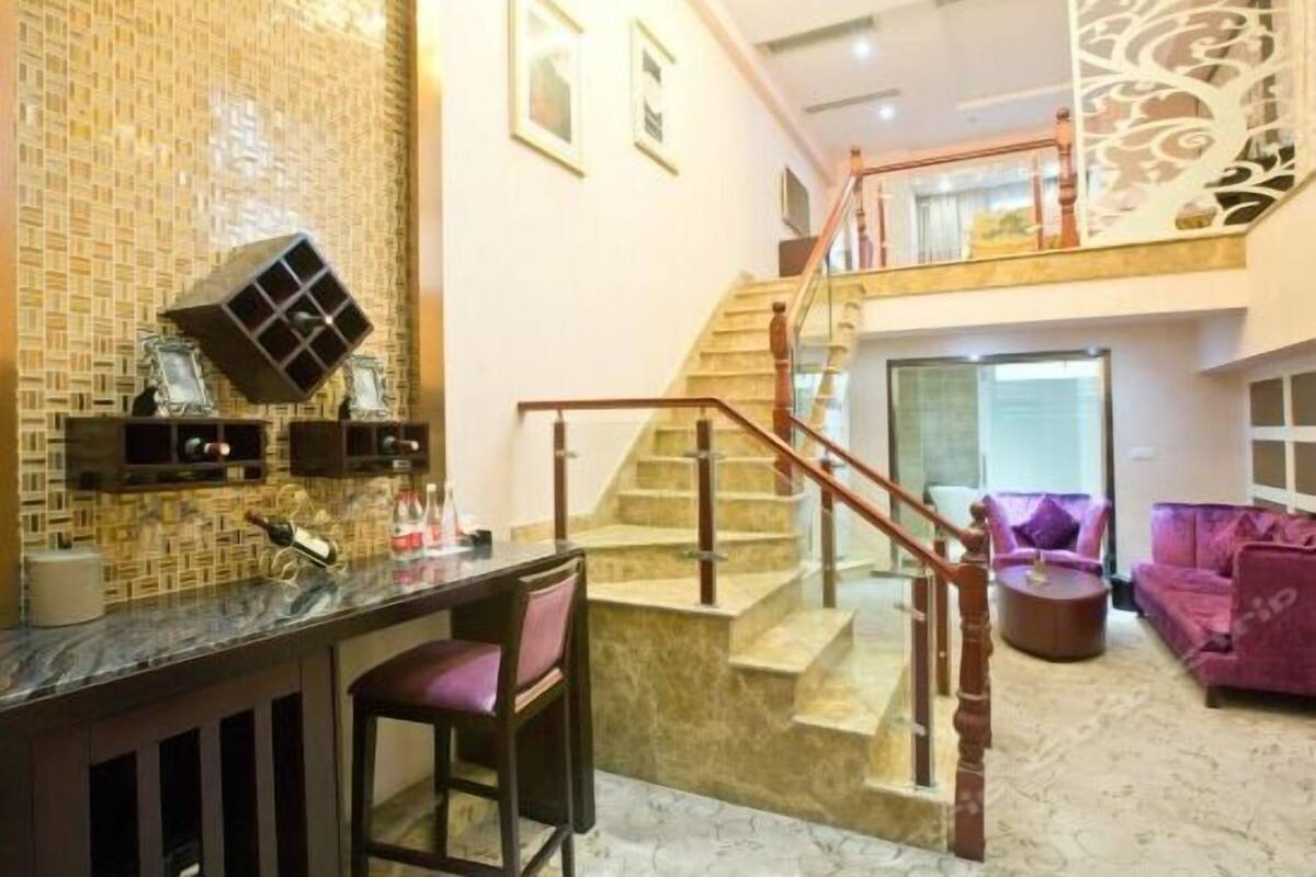 Suite | Brankas, meja kerja, tirai kedap cahaya, dan Wi-Fi gratis