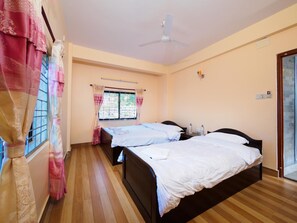 In-room safe, soundproofing, iron/ironing board, free WiFi