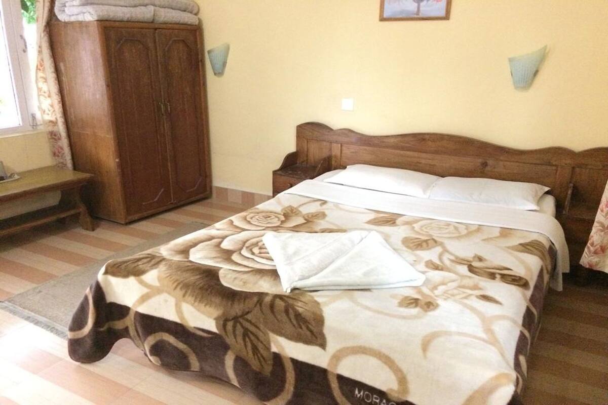 Habitación Deluxe | Caja de seguridad en la habitación, escritorio y camas extra