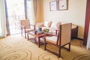 Suite – deluxe | Oppholdsområde | En 32-tommers Flatskjerm-TV med kabel-kanaler samt TV