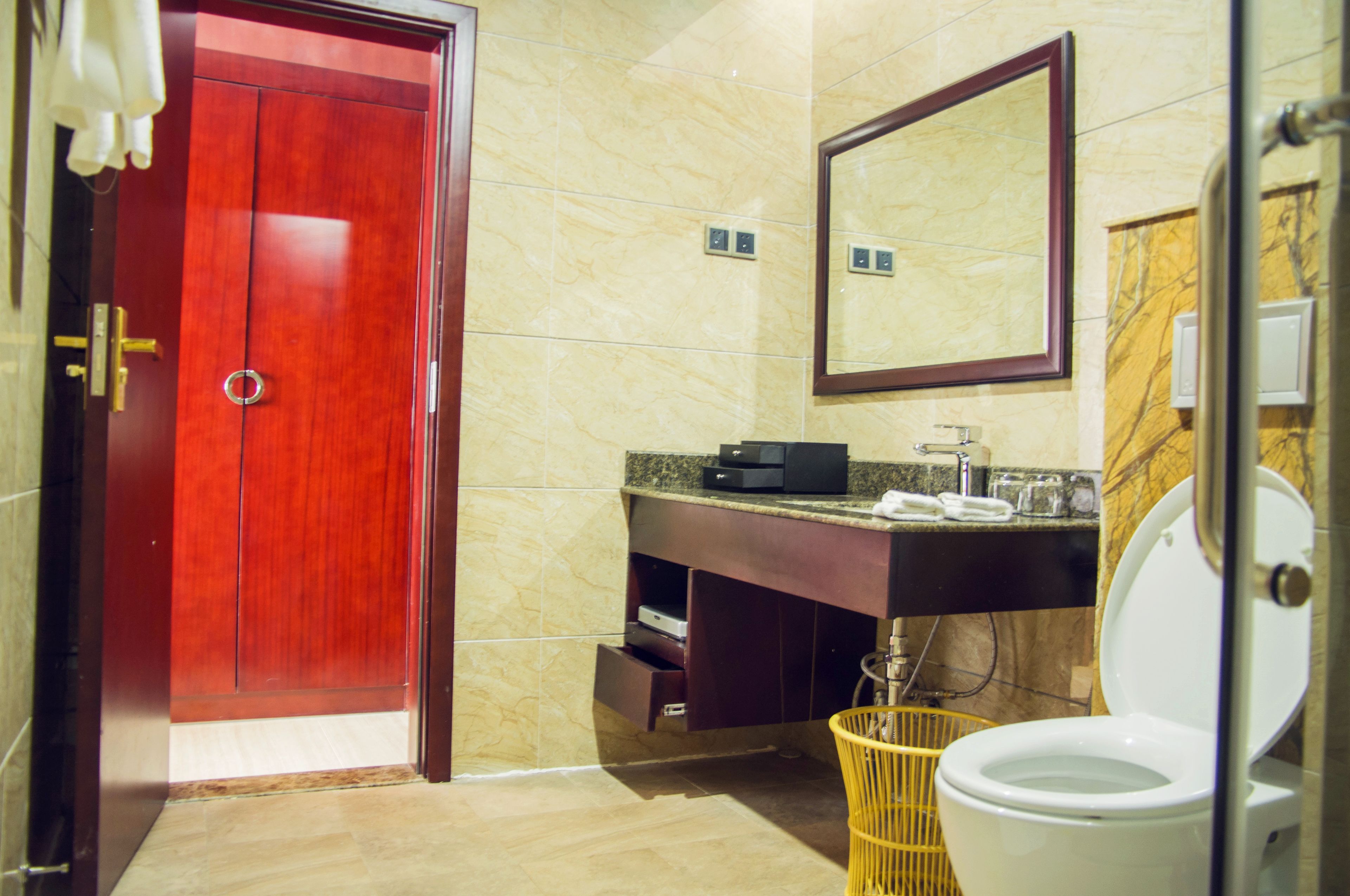 executive suite | bathroom | shower, free toiletries, hair dryer, bathrobes