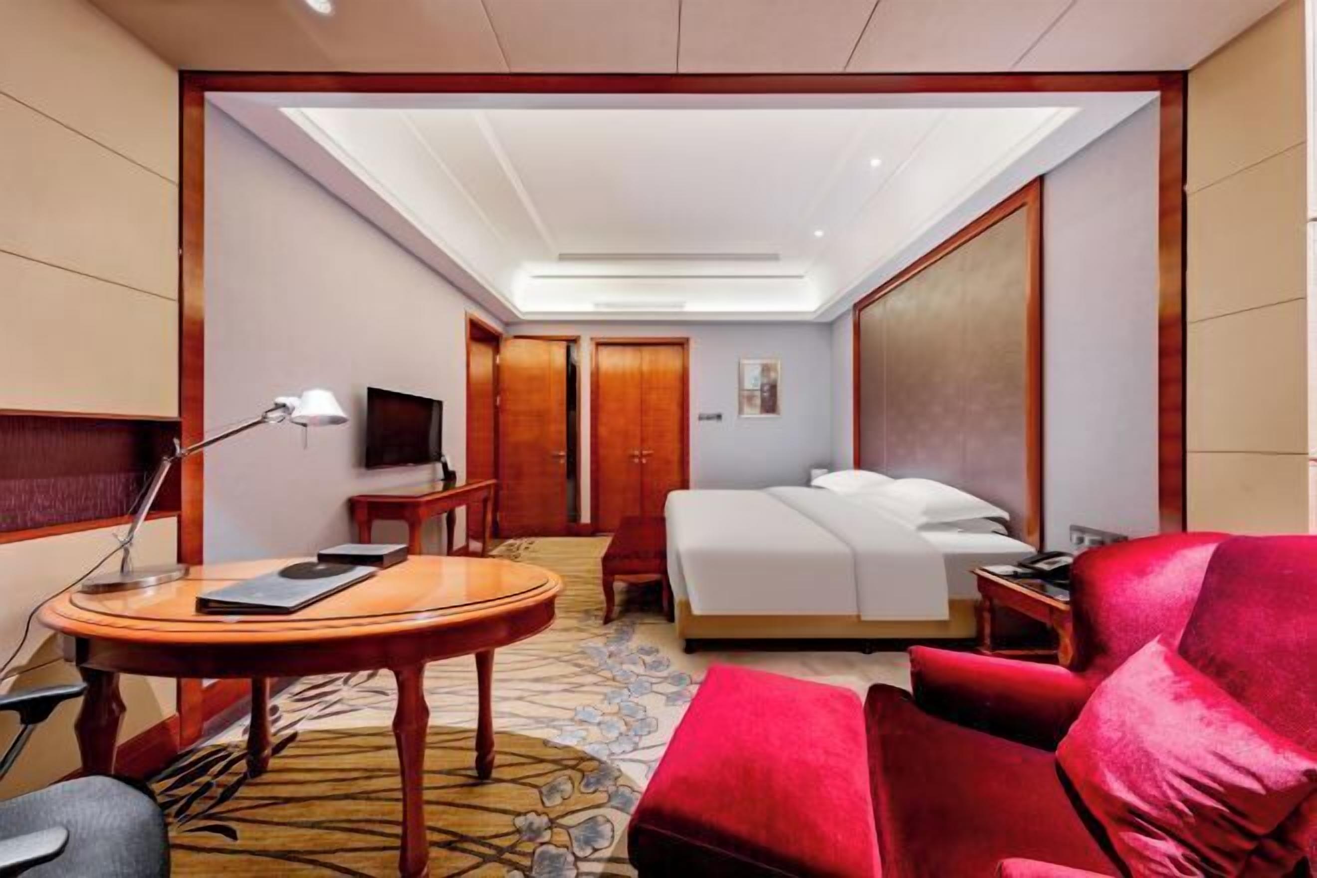 Premium bedding, minibar, in-room safe, desk