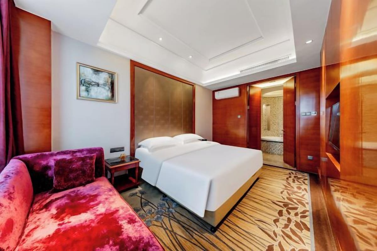 Premium bedding, minibar, in-room safe, desk