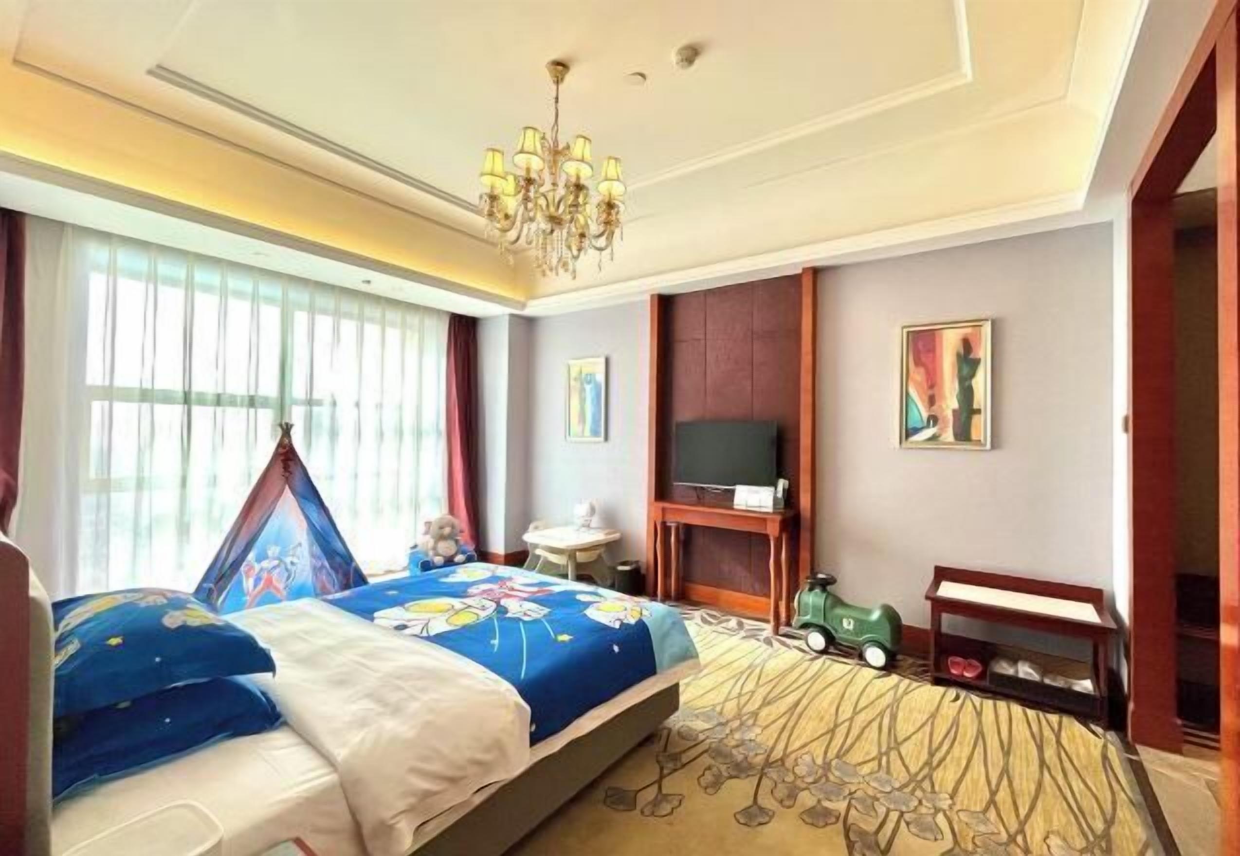 Premium bedding, minibar, in-room safe, desk