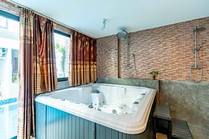 Family Room | Jetted tub - The Pool Resort (Bangkok)