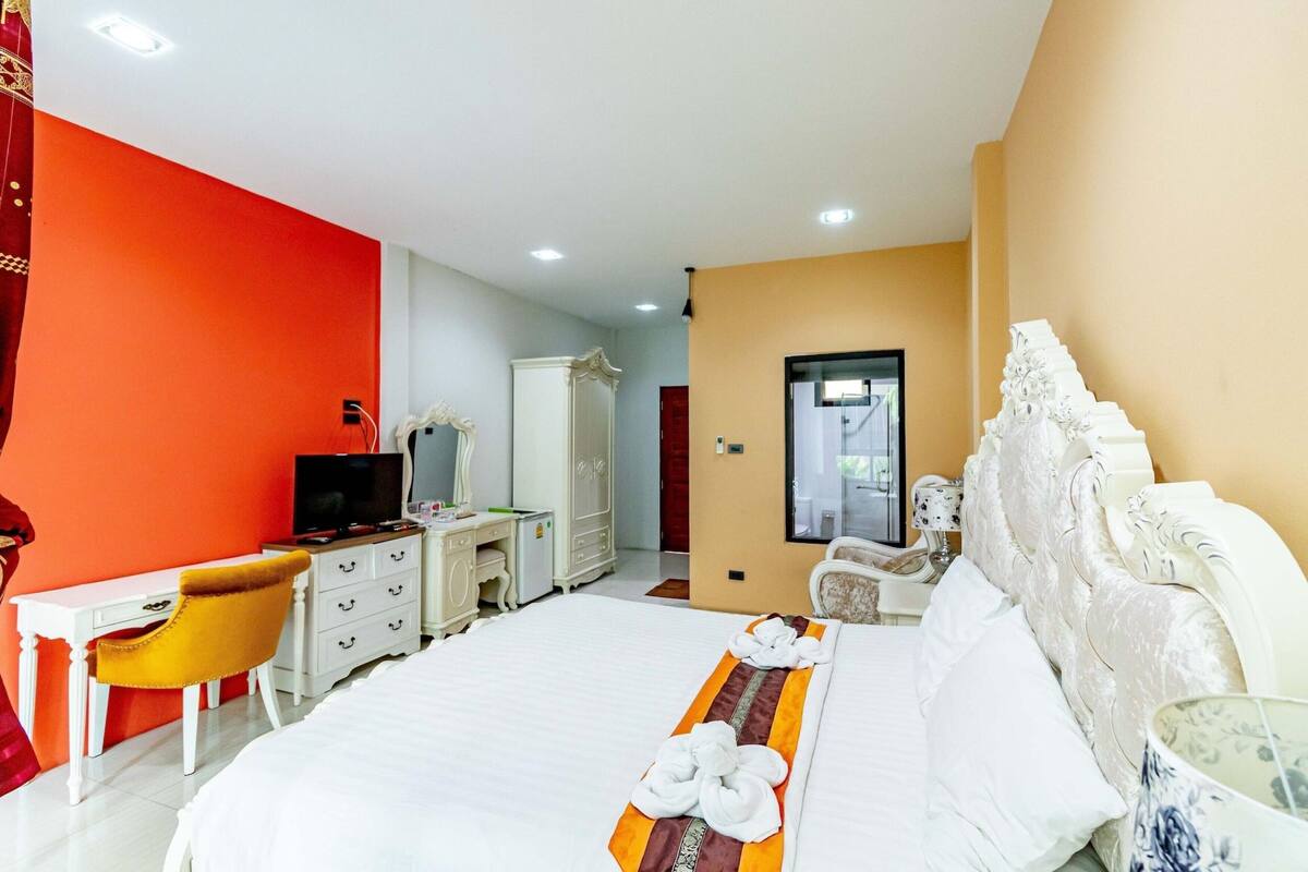 Escritorio, espacio para trabajar con laptop y cortinas blackout 
