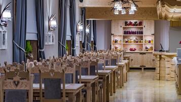 Um restaurante com mobiliário de madeira e um balcão central.