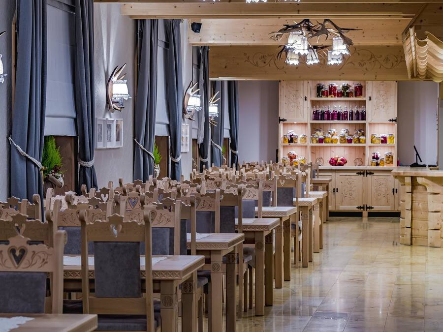Um restaurante com mobiliário de madeira e um balcão central.