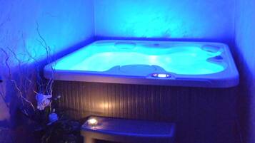 Indoor spa tub