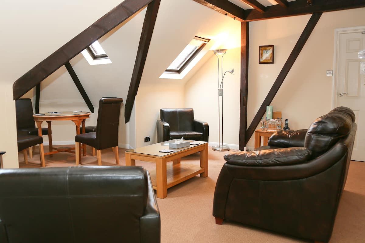 luxury suite | 1 bedroom, iron/ironing board, free wifi, bed sheets