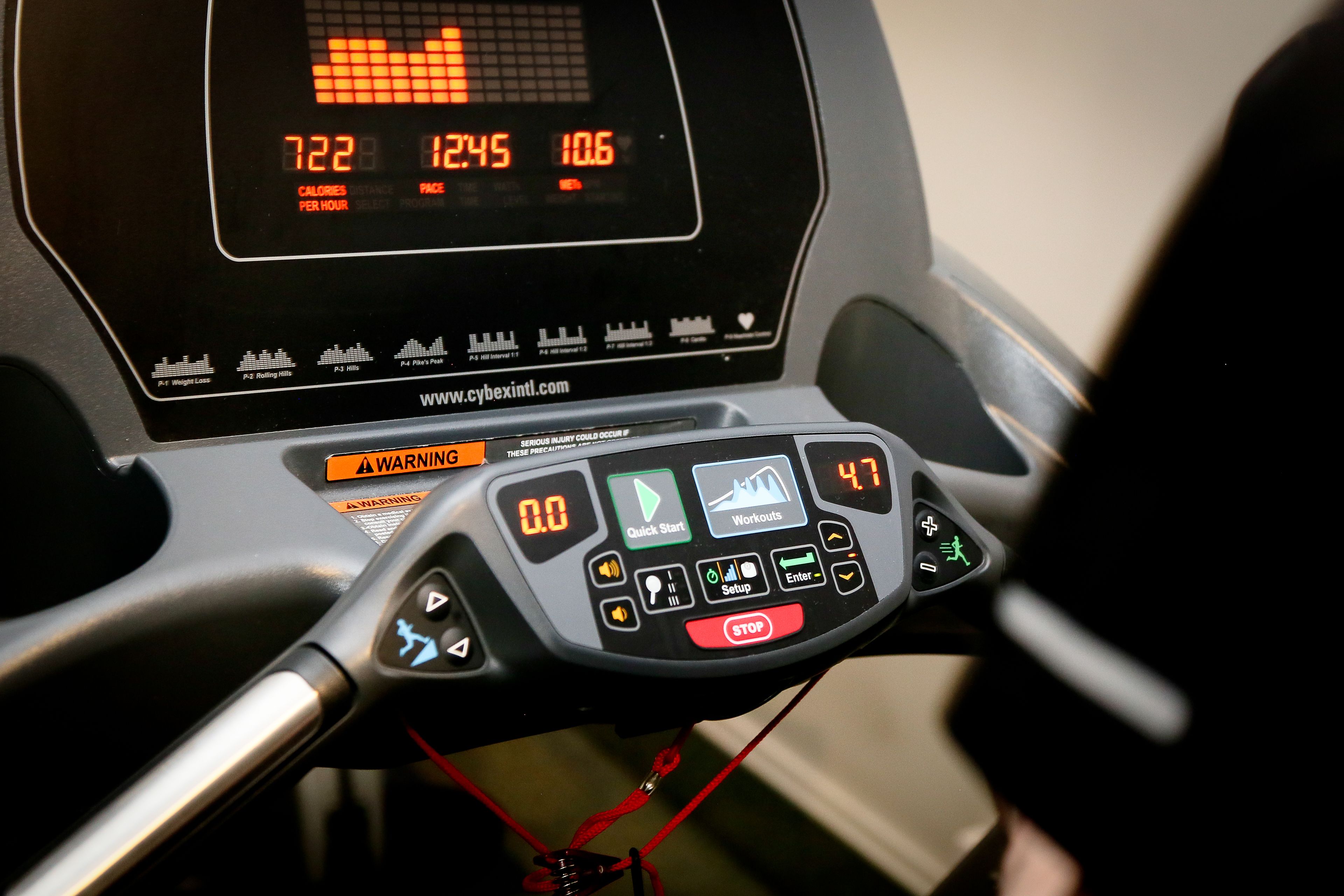 Un vélo d’appartement doté d’un écran numérique indiquant le nombre de calories brûlées, la durée de l’exercice et la distance parcourue.