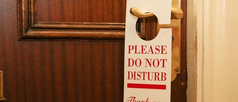 A door with a sign that reads "PLEASE DO NOT DISTURB Thank you".