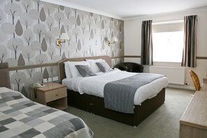 Chambre supérieure double ou avec lits jumeaux | Fer et planche à repasser, accès au Wi-Fi (inclus), literie fournie