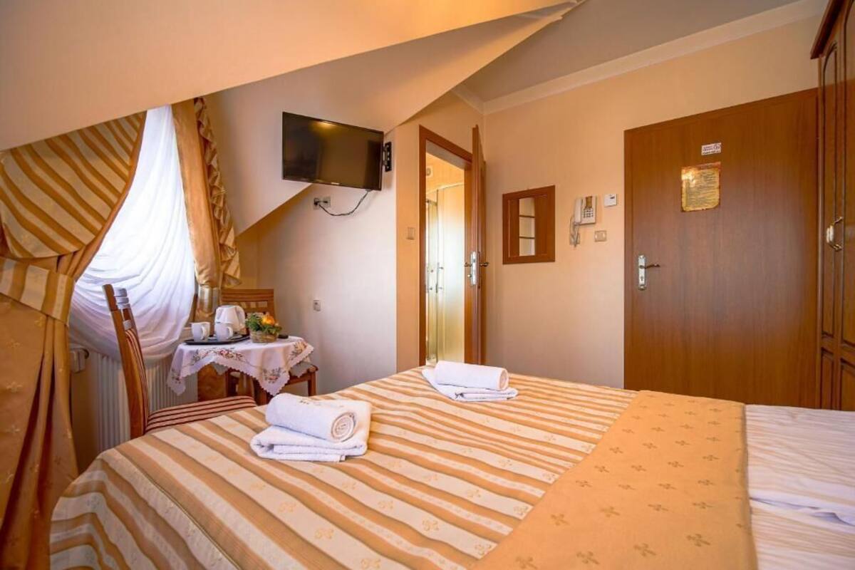 Double Room | Cribs/infant beds, free WiFi, bed sheets