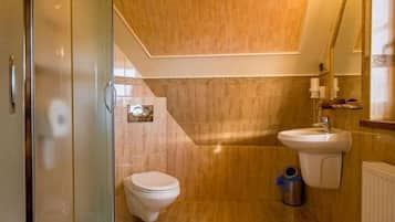 Triple Room | Bathroom | Shower, hair dryer, towels