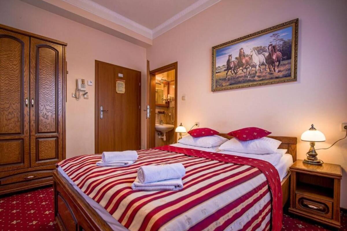 Cribs/infant beds, free WiFi, bed sheets