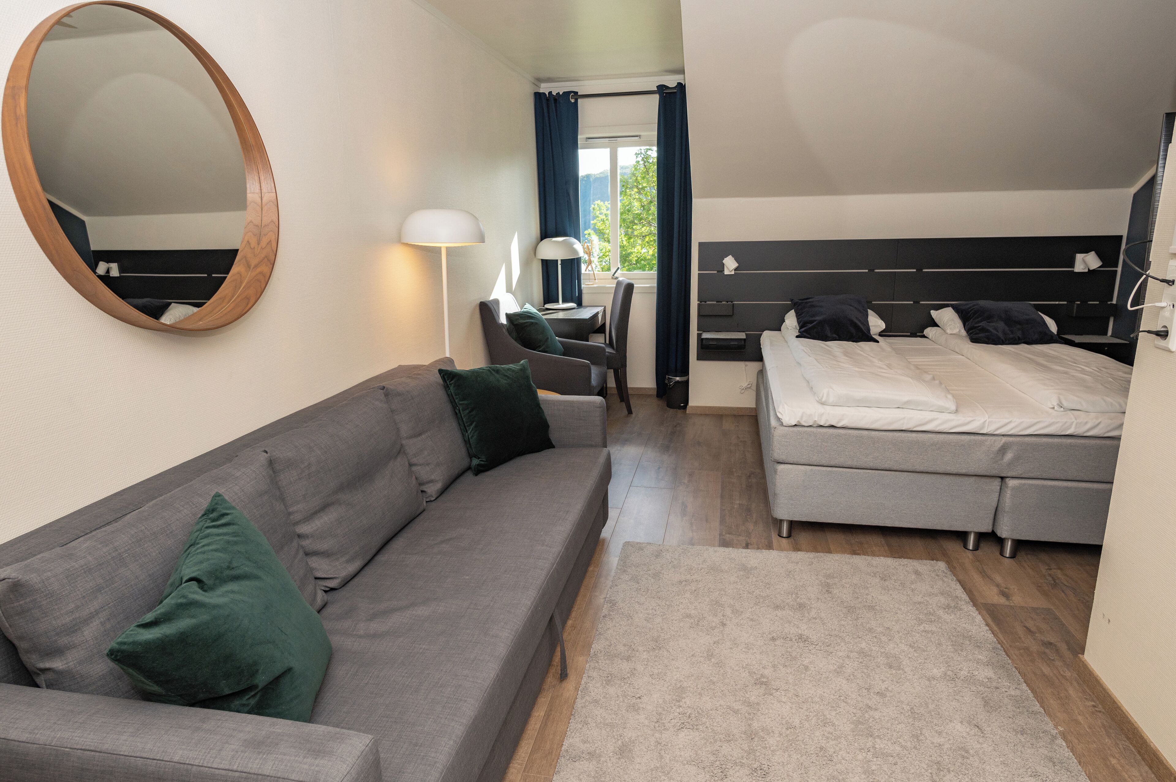 family room | 1 bedroom, pillow-top beds, individually decorated, desk