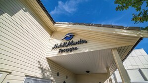 Un bâtiment sur lequel on peut lire l’inscription suivante : « Accueil d’Eddie B. Martin ».