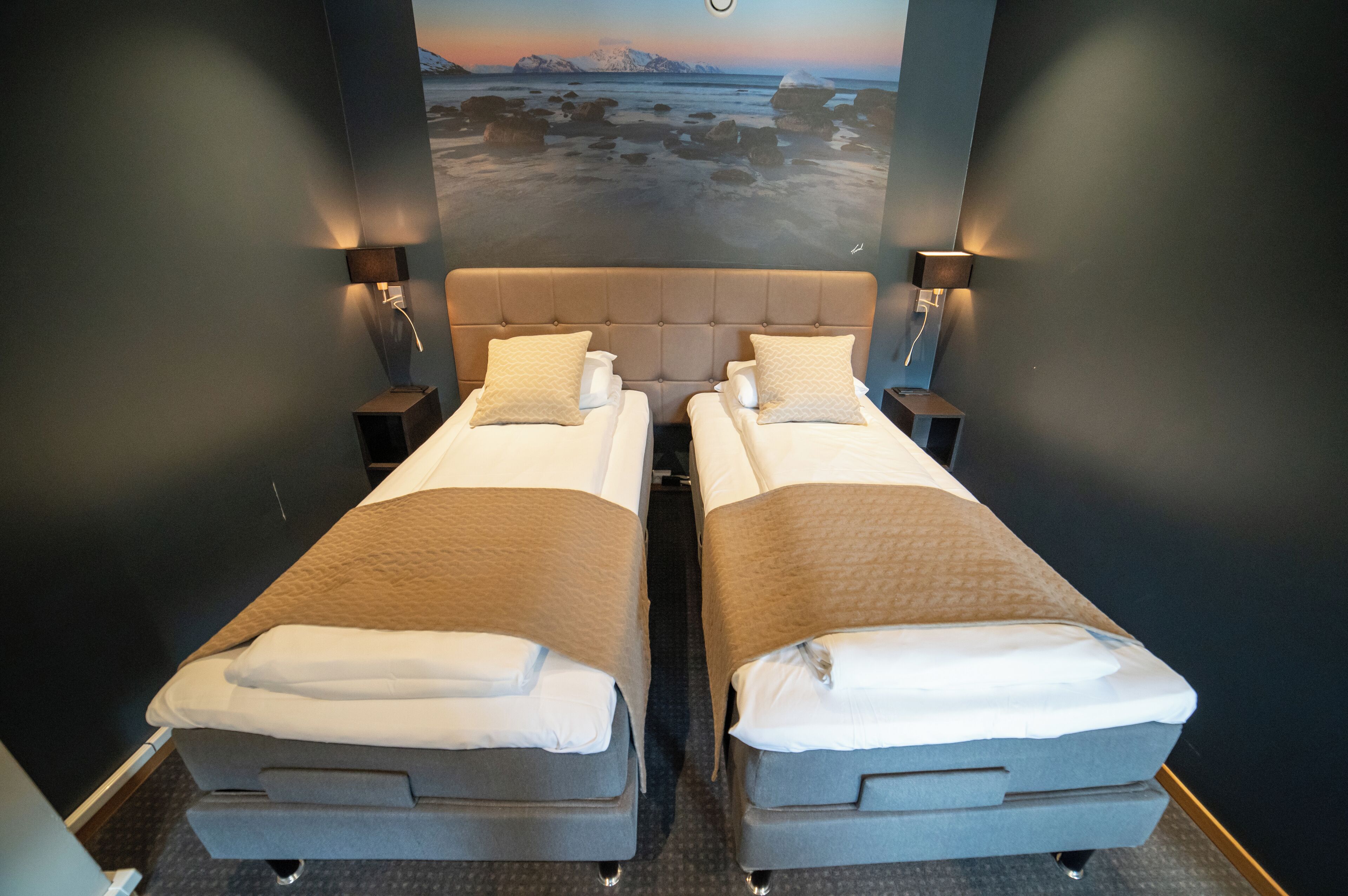 family room | 1 bedroom, pillow-top beds, individually decorated, desk