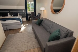 Phòng dành cho gia đình | Nệm có lớp đệm bông, trang trí khác biệt, bàn 