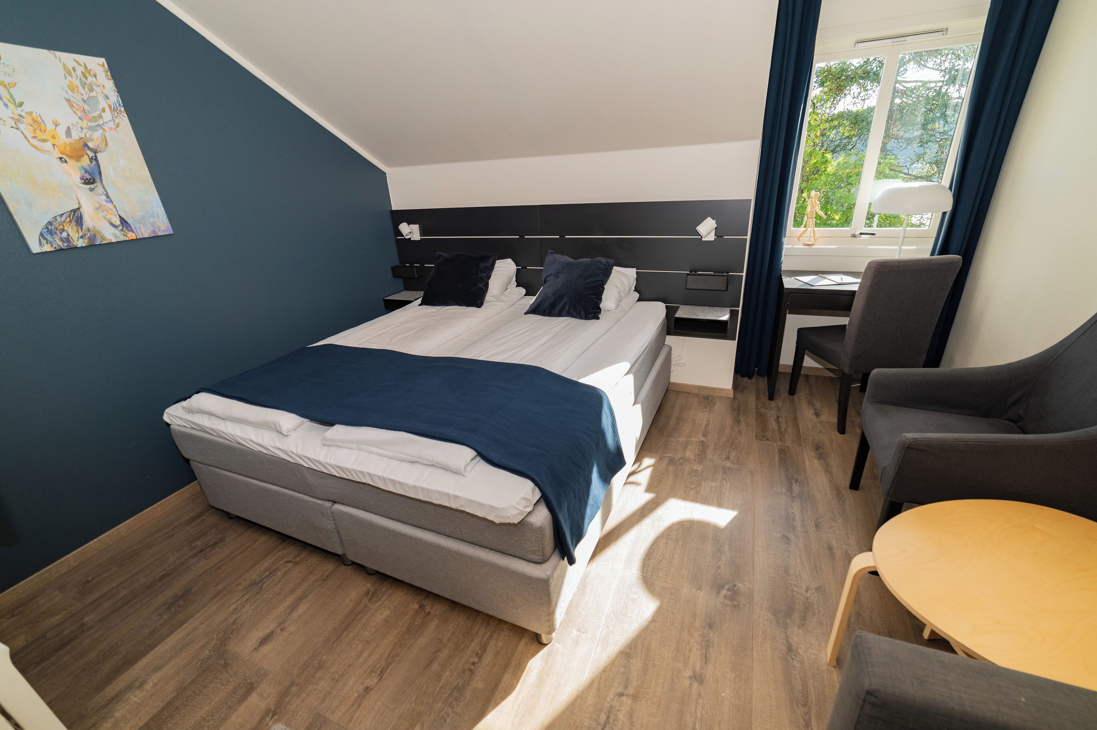 family room | 1 bedroom, pillow-top beds, individually decorated, desk