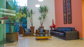 Área de estar no saguão