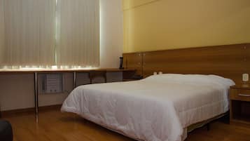 Quarto solteiro | Frigobar, cofres nos quartos, escrivaninha, cortinas blackout