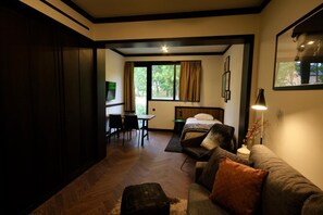 Deluxe-Studio, Terrasse | Wohnzimmer | 32-Zoll-Flachbildfernseher mit Kabelempfang, Fernseher