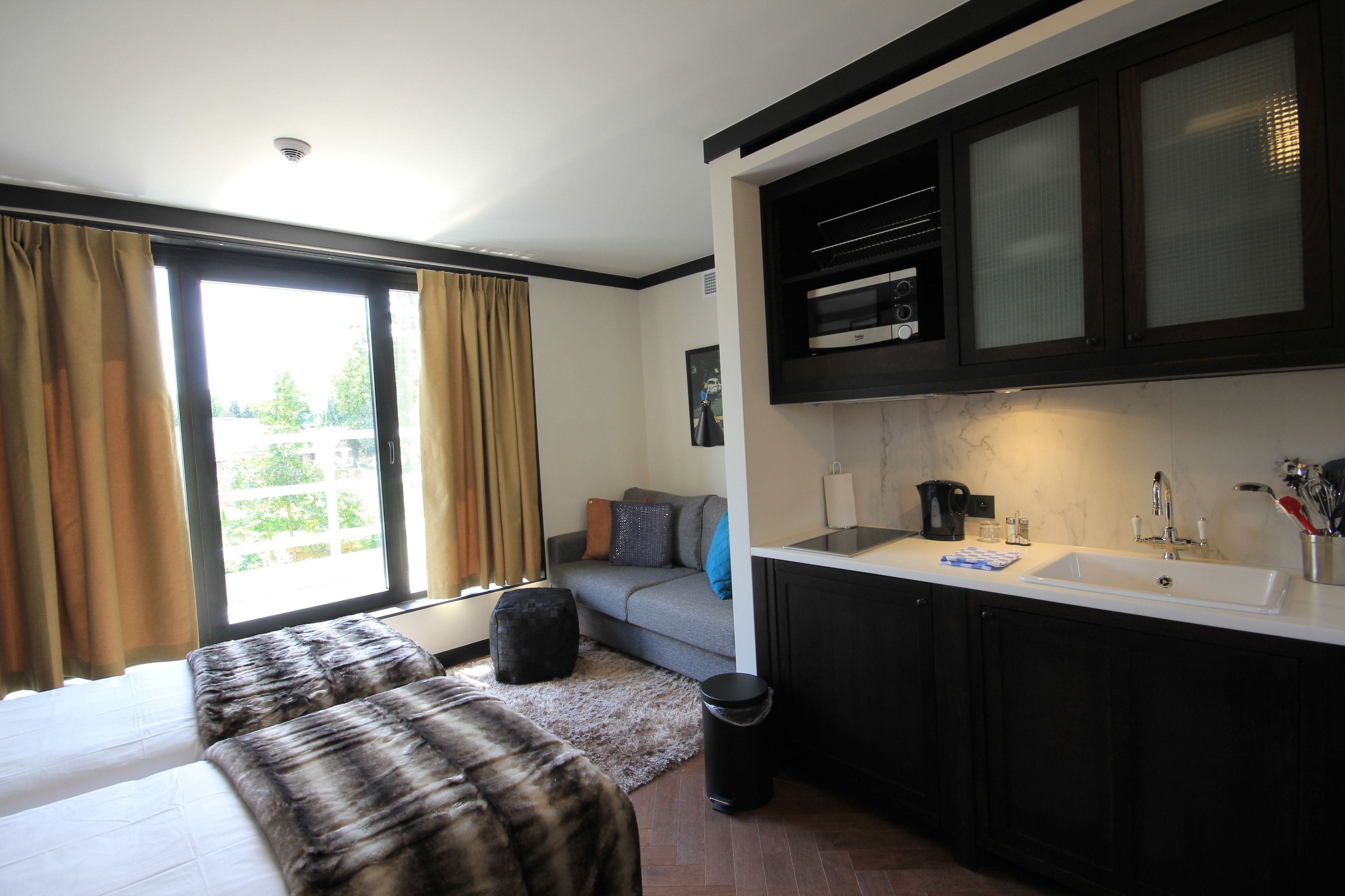 fridge, microwave, stovetop, coffee/tea maker