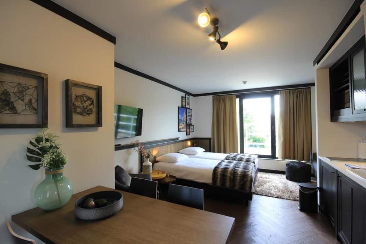 Hochwertige Bettwaren, Schreibtisch, schallisolierte Zimmer
