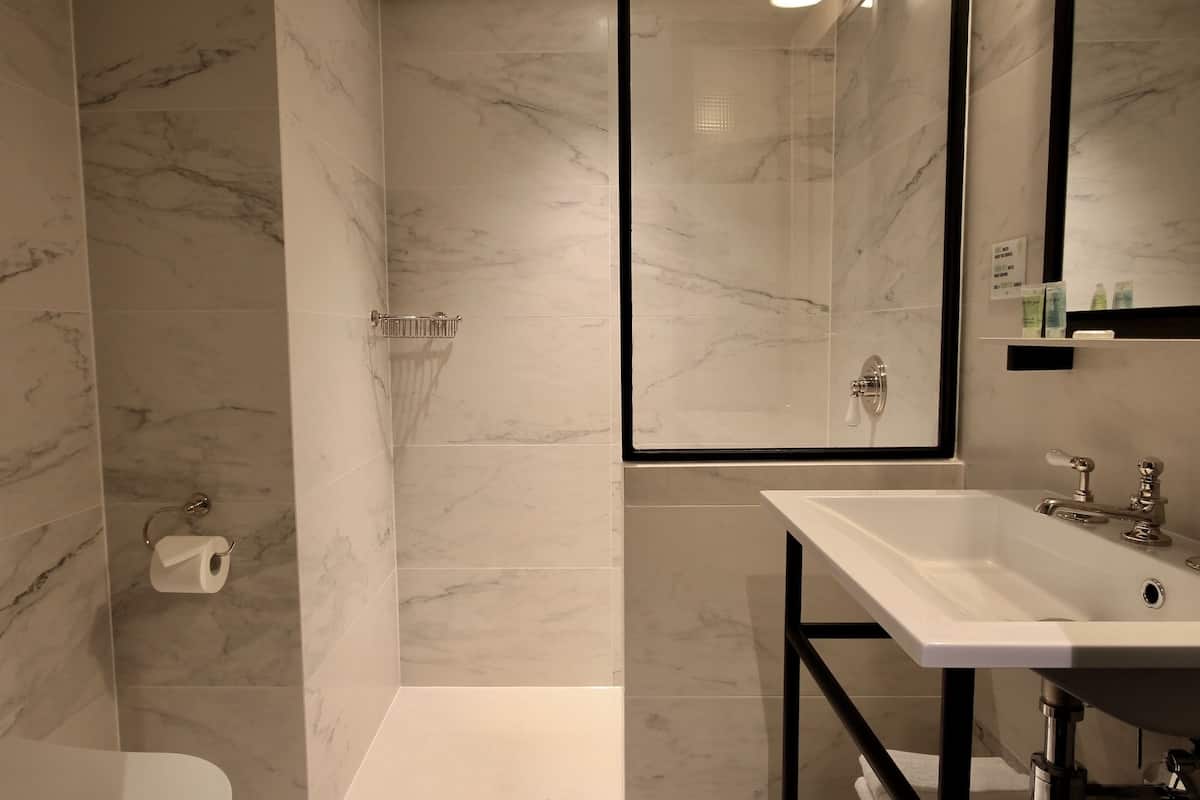 shower, rainfall showerhead, free toiletries, hair dryer