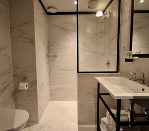 Shower, rainfall showerhead, free toiletries, hair dryer