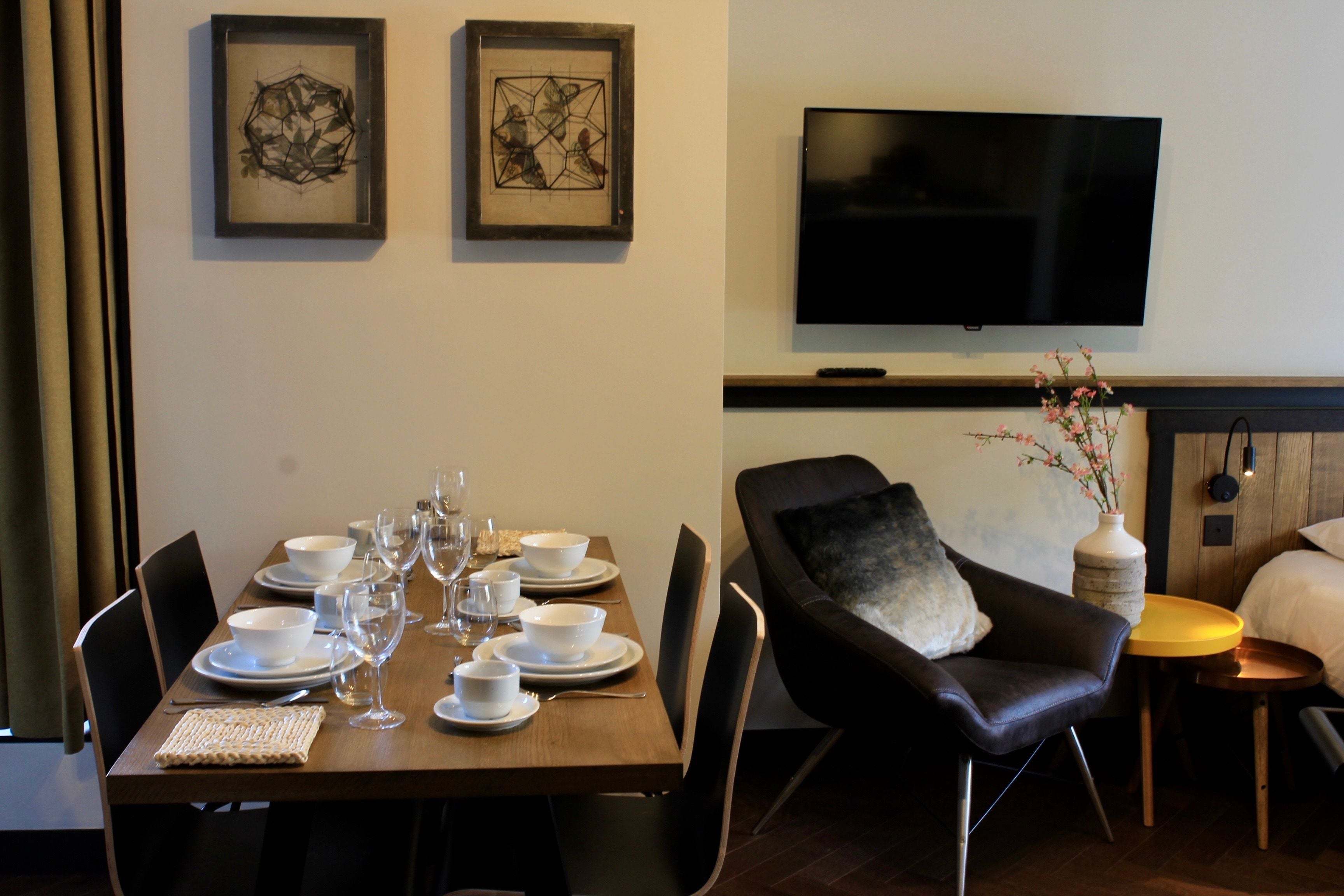 deluxe studio | in-room dining