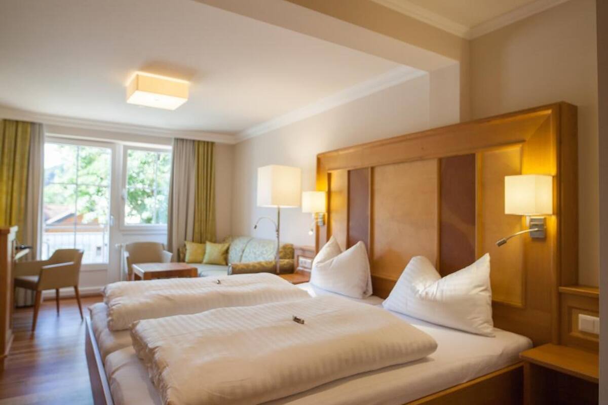 double room | 1 bedroom, in-room safe, desk, laptop workspace