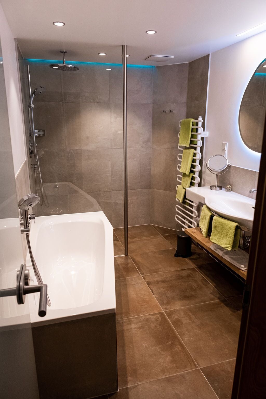 comfort double or twin room | bathroom | shower, free toiletries, hair dryer, towels