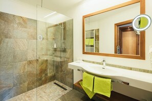Phòng đôi hoặc 2 giường đơn tiện nghi đơn giản | Phòng tắm | Buồng tắm vòi sen, đồ dùng nhà tắm miễn phí, máy sấy tóc, khăn tắm 