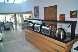 供应早餐、午餐和晚餐，土耳其菜