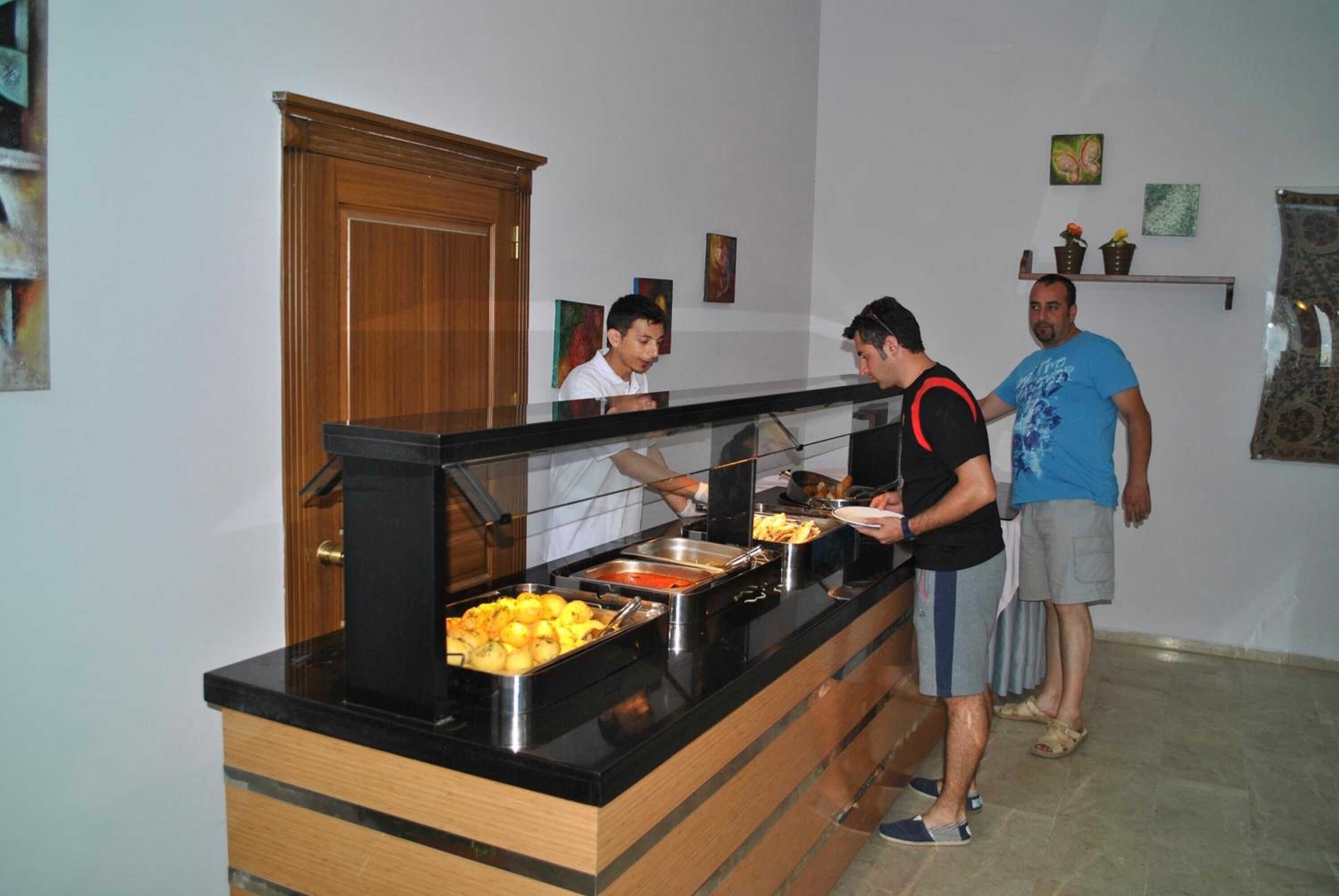Ein reichhaltiges Buffet mit verschiedenen Speisen und einem Holzkabinett.