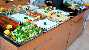 A buffet with various food items and garnishes. - Hotel Mare Datca (Datça)