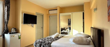Deluxe Double Room | Minibar, desk, iron/ironing board, free WiFi