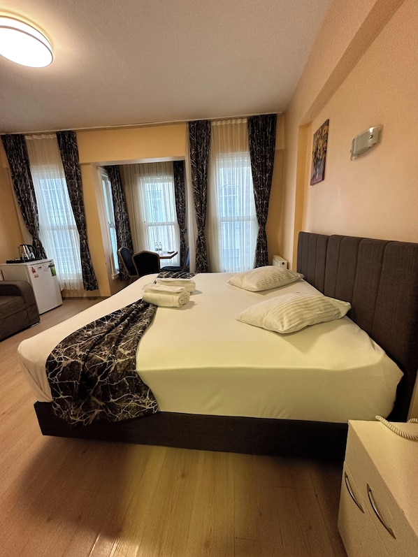 Kahden hengen deluxe-huone | Minibaari, työpöytä, silitysrauta/-lauta, ilmainen Wi-Fi