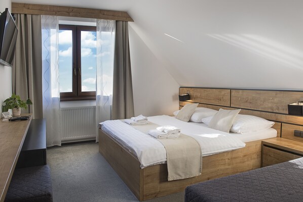 Classic Triple Room, Multiple Beds | Desk, iron/ironing board, free WiFi, bed sheets - Penzión Darinka (Poprad)