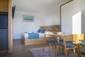 Deluxe studio, 1 slaapkamer, keuken, uitzicht op meer | Een bureau, een strijkplank/strijkijzer, gratis wifi, beddengoed