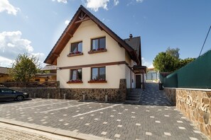 Front of property – evening/night - Penzión Darinka (Poprad)